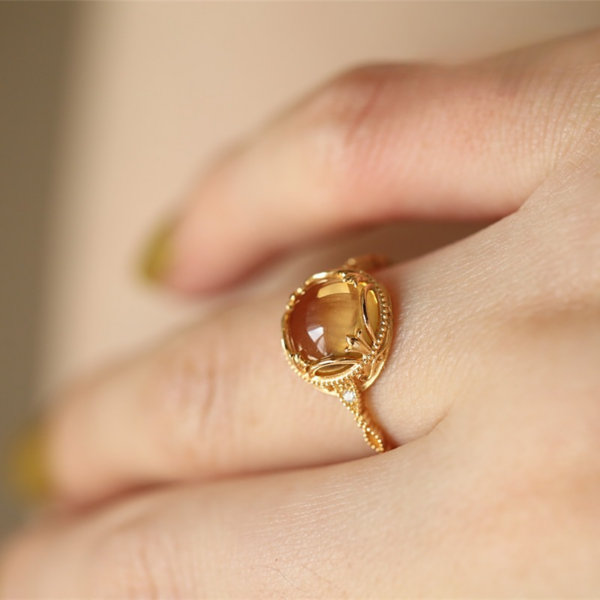 [ Honey Sugar ] Wealth can not stop the goddess simple lace pattern natural egg topaz with light luxury ring